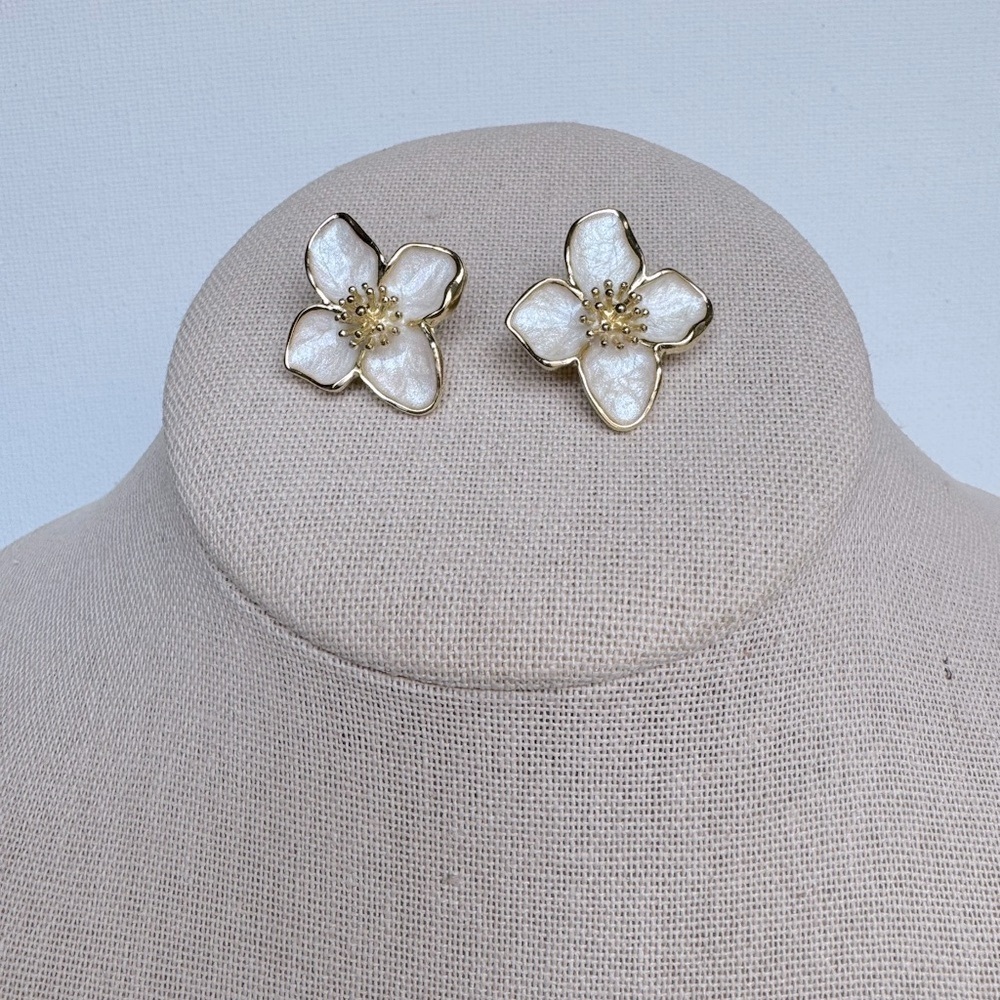 Elegant White Pearl Floral Earrings